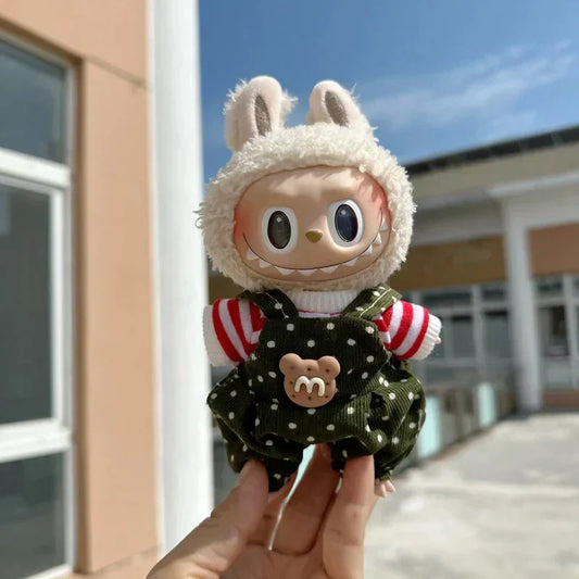 Labubu raibais apģērbs